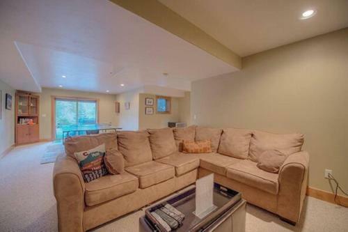 Creekside Home - Great Location & Private Hot Tub!