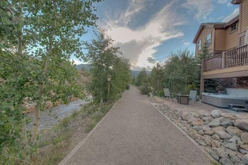 Creekside Home - Great Location & Private Hot Tub!
