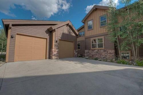 Creekside Home - Great Location & Private Hot Tub!