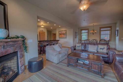 Creekside Home - Great Location & Private Hot Tub!