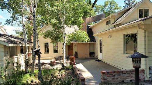 Victorian On Cottonwood Creek - Walk To Downtown!