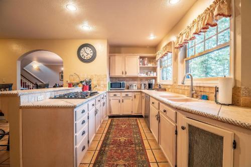 Elegant Colorado Springs Villa With Private Patio!