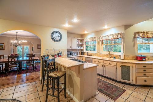 Elegant Colorado Springs Villa With Private Patio!