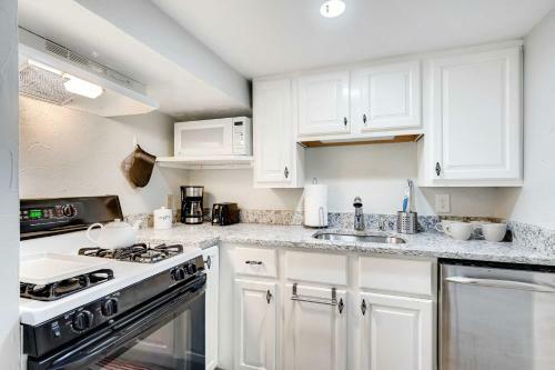 Modern Denver Apartment Walk To Dine And Shop!