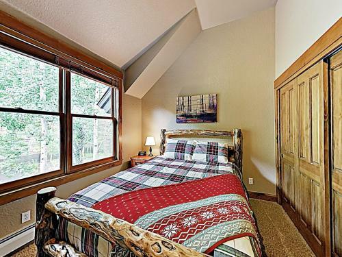 New Listing! Alpine Getaway With Deck, Near Skiing Home