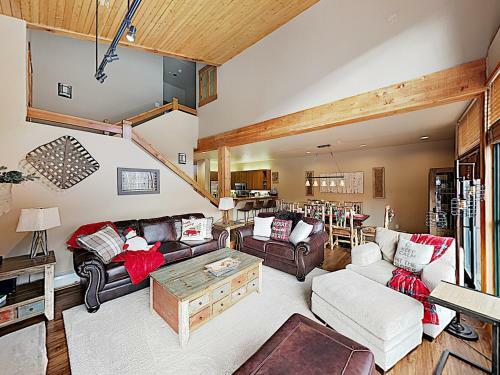 New Listing! Alpine Getaway With Deck, Near Skiing Home