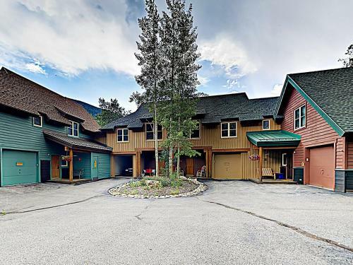 New Listing! Alpine Getaway With Deck, Near Skiing Home