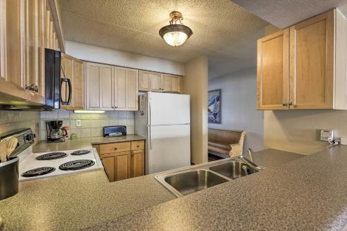 Apartamento Lakefront Retreat With Panoramic Mountain Views