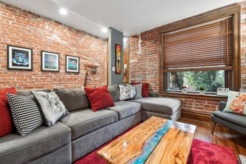 5 Star Cap Hill 3br Patio Garage & Walk Downtown