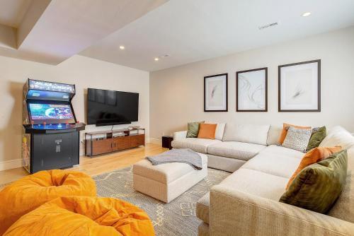 Luxe Family Getaway Pool Table & Arcade Sleeps 12
