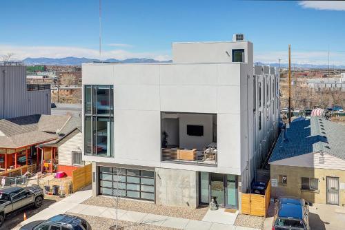 Amazingly Sleek Rino Pad - Stunning Mountain Views