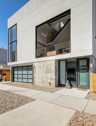 Amazingly Sleek Rino Pad - Stunning Mountain Views
