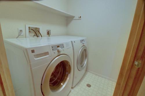 75 Corinthian 3br 3ba Spacious Layout, Private Garage Townhouse