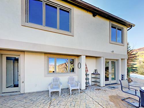 Grand 5,000 Square Foot 4br Mountain Home Home