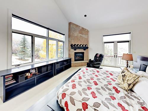 Grand 5,000 Square Foot 4br Mountain Home Home