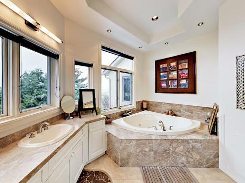 Grand 5,000 Square Foot 4br Mountain Home Home