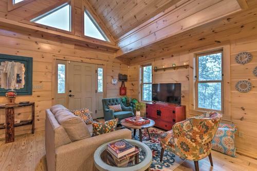 Cozy Log Cabin Less Than 2 Miles To Downtown Evergreen!