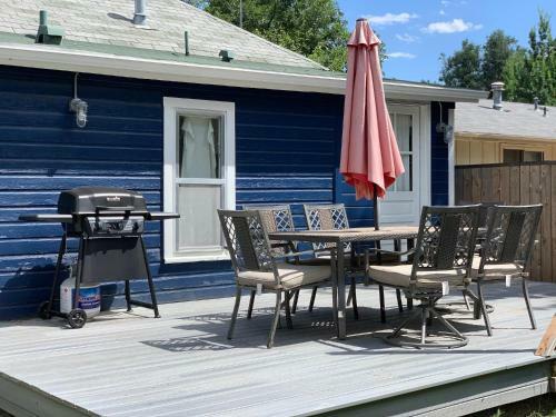 The Cottage! Chic Bungalow Near Old Town Square!