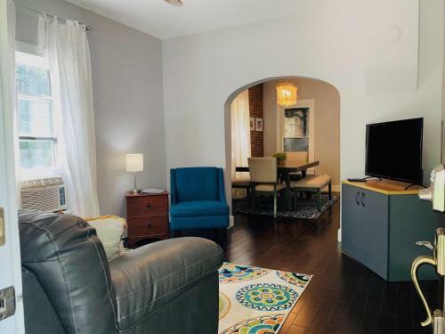The Cottage! Chic Bungalow Near Old Town Square!