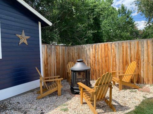 The Cottage! Chic Bungalow Near Old Town Square!