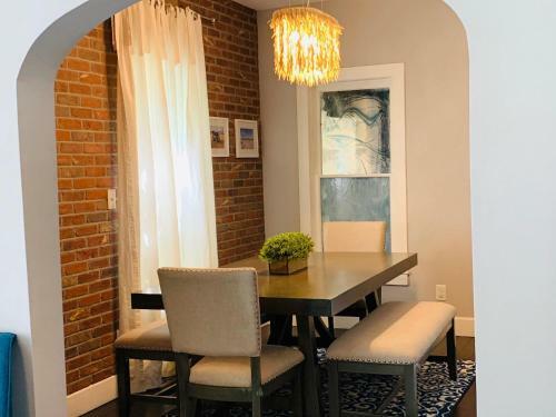 The Cottage! Chic Bungalow Near Old Town Square!