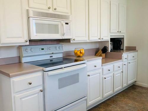 Fireside Nest On Huge Lot Near Old Town!
