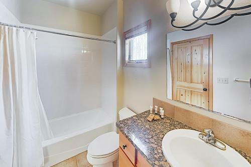 New Listing! Spacious Home With Private Hot Tub Home