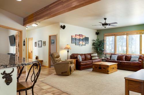 New Listing! Spacious Home With Private Hot Tub Home