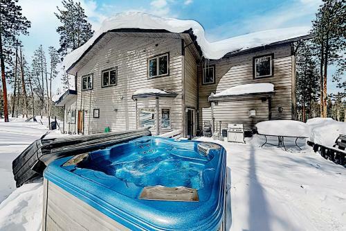 New Listing! Spacious Home With Private Hot Tub Home