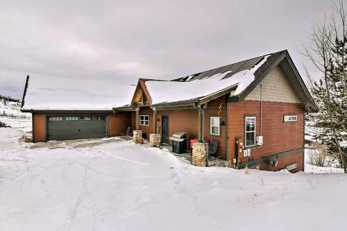 Majestic Granby Home With Hot Tub, Deck And Views!