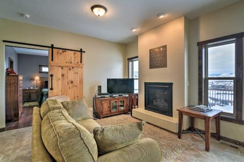 Majestic Granby Home With Hot Tub, Deck And Views!