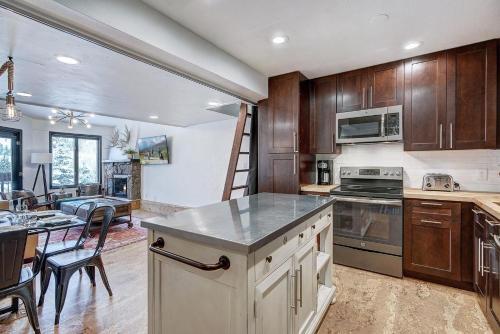 Stunning New Copper Condo Next To Ski Lifts