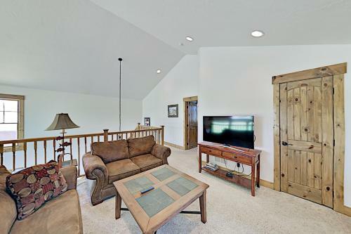 New Listing! Upscale Home On Grand Elk Fairway Home