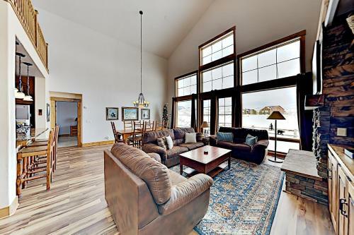 New Listing! Upscale Home On Grand Elk Fairway Home