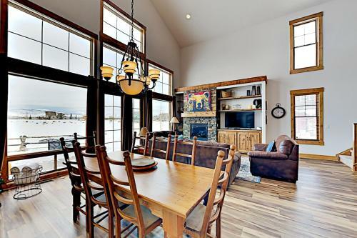 New Listing! Upscale Home On Grand Elk Fairway Home
