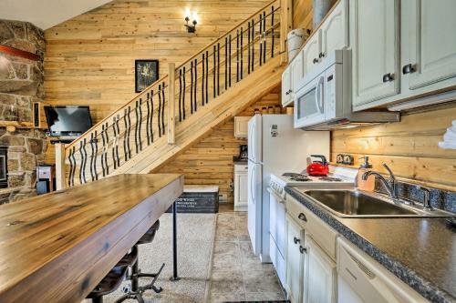 Apartamento Granby Condo With Pool Access - Mins To Hiking!
