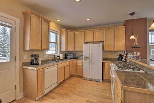 Cozy Granby Home With Deck Less Than 3 Mi To Ski And Golf