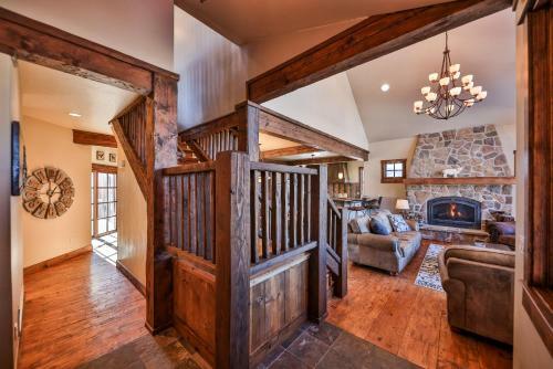 Saddle Ridge Lodge