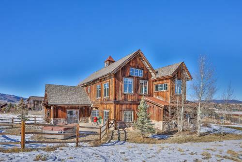 Saddle Ridge Lodge