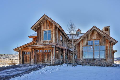 Saddle Ridge Lodge