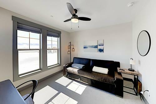 End-unit At Eagle Ridge - Mountain Views & Hot Tub Townhouse