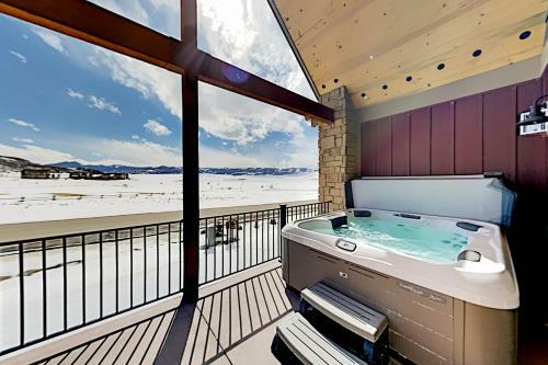 End-unit At Eagle Ridge - Mountain Views & Hot Tub Townhouse
