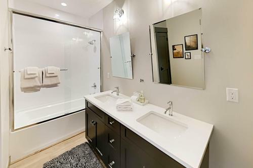 End-unit At Eagle Ridge - Mountain Views & Hot Tub Townhouse