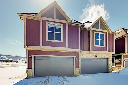 End-unit At Eagle Ridge - Mountain Views & Hot Tub Townhouse
