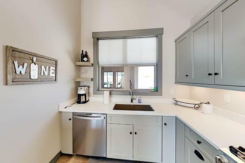 End-unit At Eagle Ridge - Mountain Views & Hot Tub Townhouse