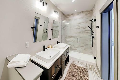End-unit At Eagle Ridge - Mountain Views & Hot Tub Townhouse