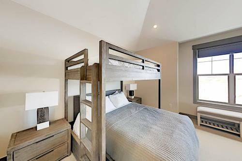 End-unit At Eagle Ridge - Mountain Views & Hot Tub Townhouse