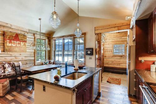 Updated Western Cabin Just 2 Blocks To Grand Lake!