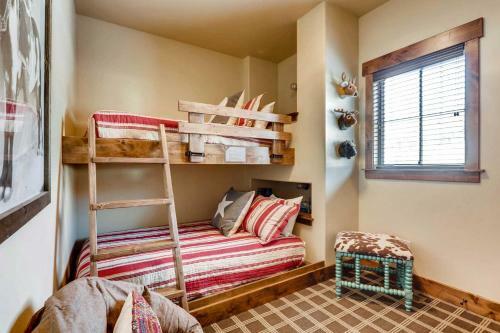 Updated Western Cabin Just 2 Blocks To Grand Lake!