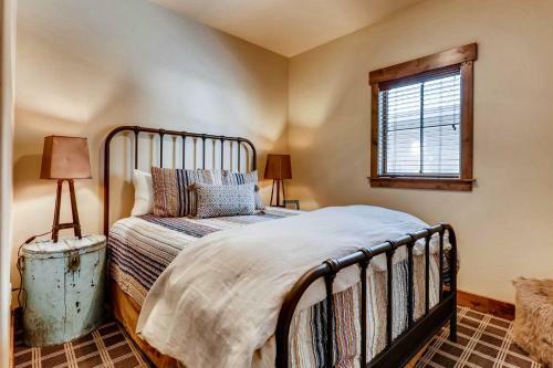 Updated Western Cabin Just 2 Blocks To Grand Lake!